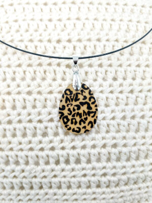 Collar pirograbado oval leopardo